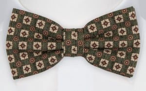 IRRESISTIBLE GREEN pre-tied bow tie
